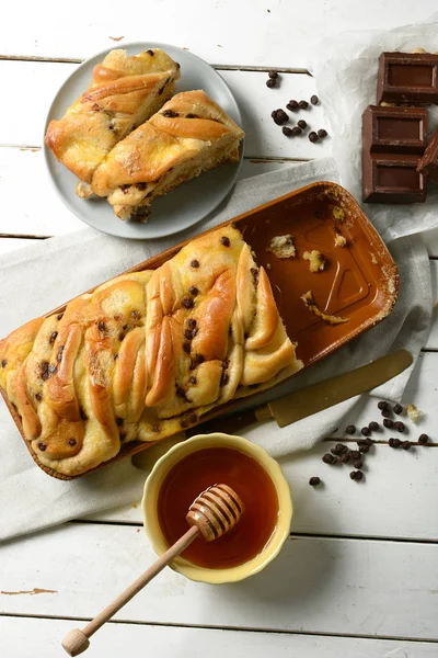 Brioche with chocolate and honey - cake shaped braid — Stock Photo, Image