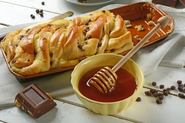 Brioche con cioccolato e miele - treccia a forma di torta — Foto Stock