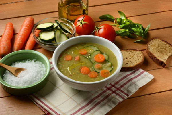 Assorted vegetable soup with ingredients around — Stock Photo, Image