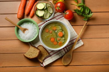 malzemelerle çeşitli sebze çorbası
