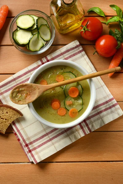 Groentesoep met ingrediënten rond assorti — Stockfoto