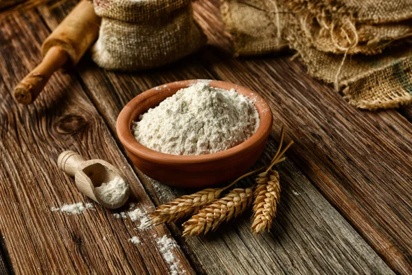 Ears of wheat and white flour — Stock Photo, Image