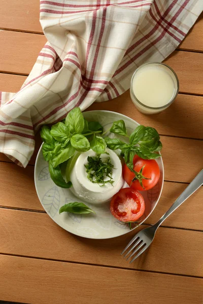 Queijo ricota com manjericão e tomate - dai tradicional italiano — Fotografia de Stock