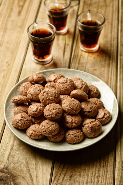 Galletas de amaretti con licor al lado - pastr italiano tradicional — Foto de Stock