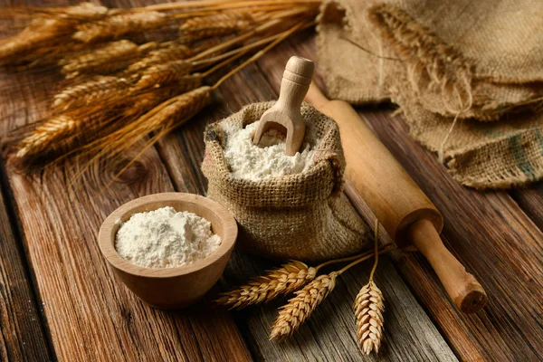 Ears of wheat and white flour — Stock Photo, Image