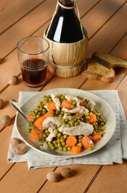 bezelye ve havuç ile haşlanmış tavuk