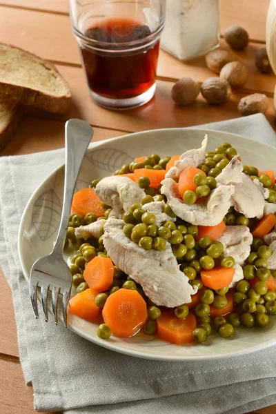 Boiled chicken with a side of peas and carrots — Stock Photo, Image