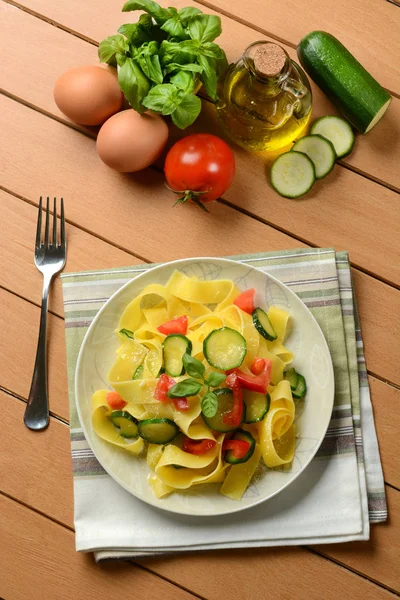 Yumurta pappardelle kabak ve domates ile — Stok fotoğraf
