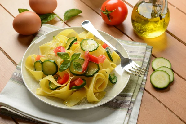 Yumurta pappardelle kabak ve domates ile — Stok fotoğraf