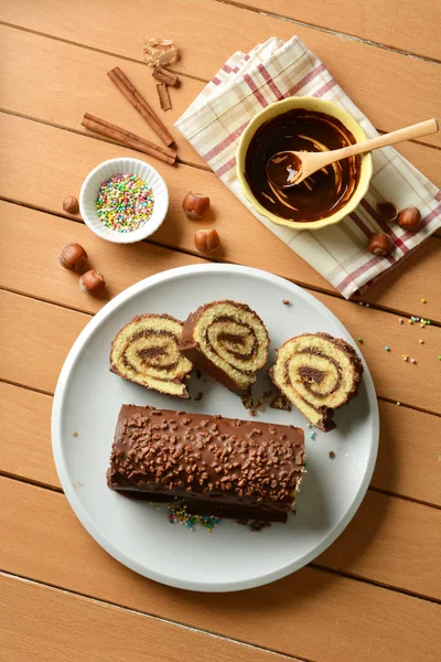 Chocolate roll cake with hazelnut cream filling — Stock Photo, Image