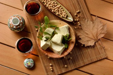 Tofu soya tohumu ile yapılan vejetaryen yemekleri küpleri-