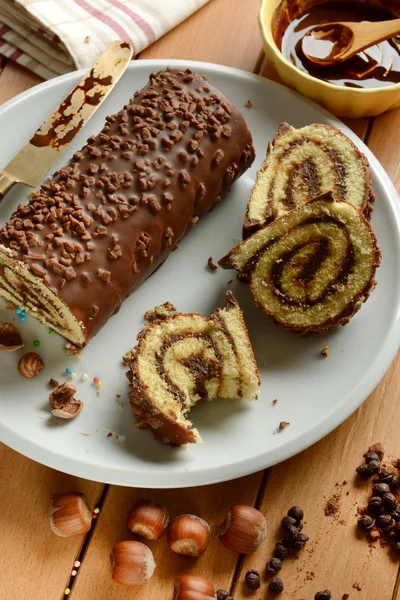 Chocolate roll cake with hazelnut cream filling — Stock Photo, Image