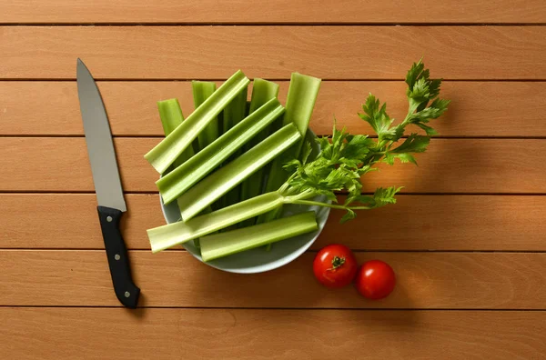 Sellerie mit Tomate und Messer nebeneinander schneiden — Stockfoto