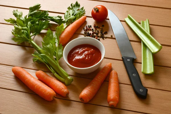 Molho de tomate com legumes ao redor — Fotografia de Stock