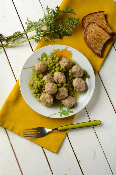 Albóndigas con guisantes adornan en plato blanco — Foto de Stock