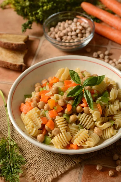 Pasta con ceci, carote e sedano — Foto Stock