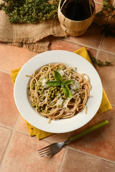 Spaghetti with peas and cheese — Stock Photo, Image