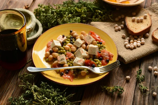 Tofu salad, chickpeas, peas and tomato - vegetarian food — Stock Photo, Image