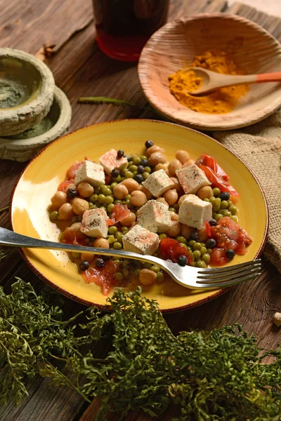 Tofu-Salat, Kichererbsen, Erbsen und Tomaten - vegetarisches Essen — Stockfoto