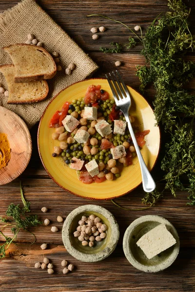 Sałatka z tofu, ciecierzyca, groch i pomidor - wegetariański — Zdjęcie stockowe