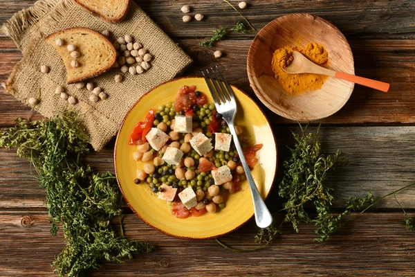 Tofu salatası, nohut, bezelye ve domates - vejetaryen yemek — Stok fotoğraf
