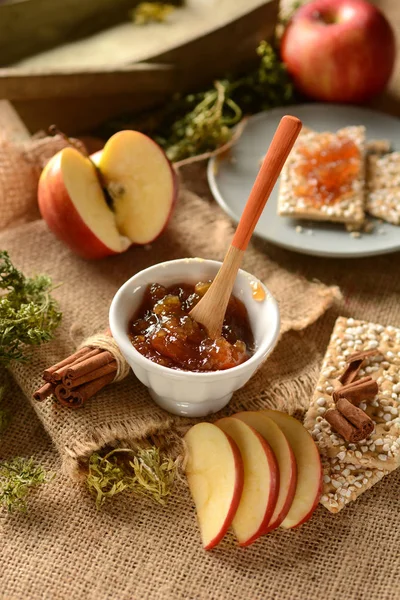 Mermelada de manzana con fruta alrededor —  Fotos de Stock