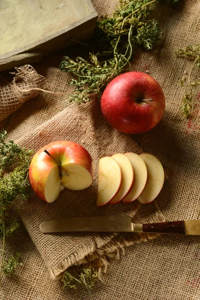 Nakrájené jablko na plátně juty — Stock fotografie