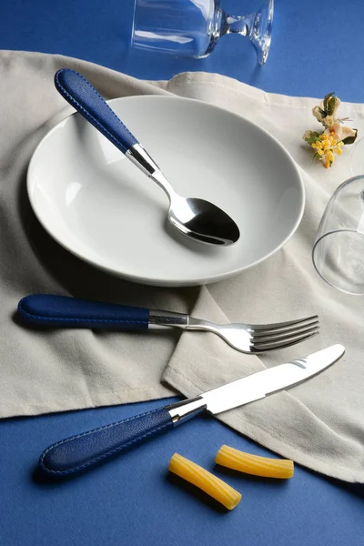 Prato, garfo, óculos na mesa azul — Fotografia de Stock