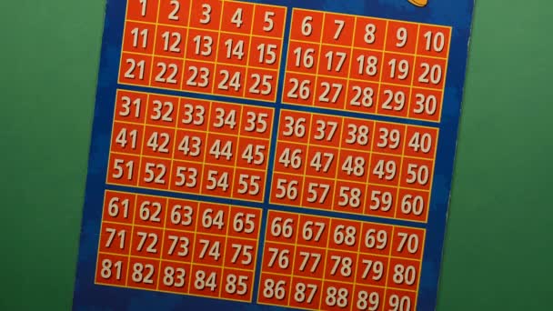 Παιχνίδι Bingo Βάλτε Closeup Αριθμούς Πράσινο Τραπέζι — Αρχείο Βίντεο