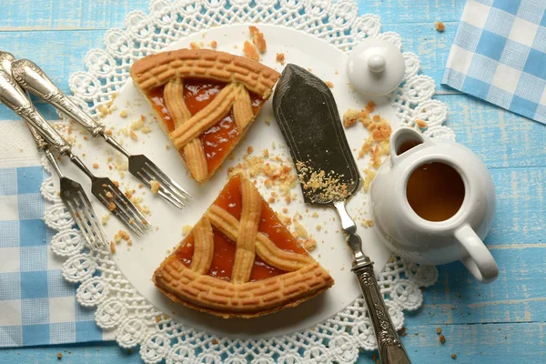 Két szelet sárgabarack torta — Stock Fotó