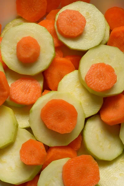 Möhren und Zucchini in Scheiben geschnitten — Stockfoto