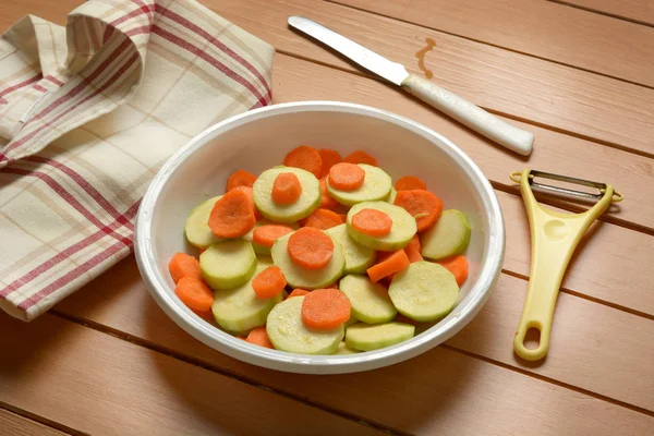 Möhren und Zucchini in Scheiben geschnitten — Stockfoto