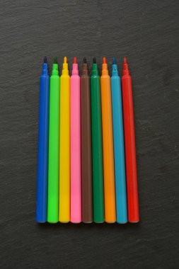 renkli Keçeli Kalemler kayrak uçakta yığını