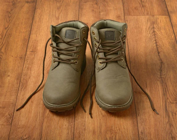 Par de sapatos de montanha na mesa de madeira — Fotografia de Stock