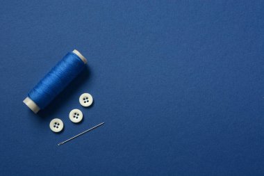 Pamuk iplik, düğmeleri dikiş mavi ve iğne - mavi geri terzi