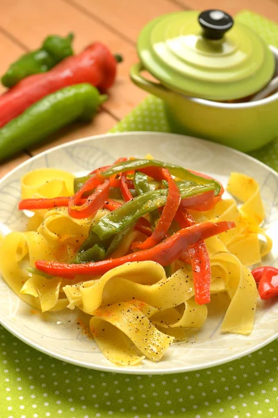 Pappardelle con pimientos y cúrcuma con ingredientes alrededor —  Fotos de Stock