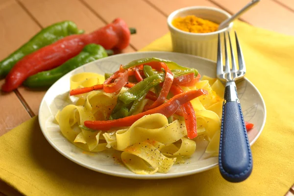 Pappardelle aux poivrons et curcuma avec des ingrédients autour — Photo