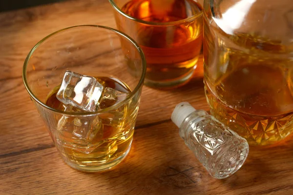 Egy üveg whisky jéggel — Stock Fotó
