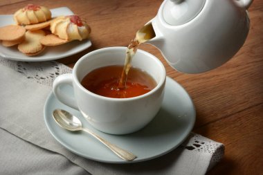 çay fincan içine dökün