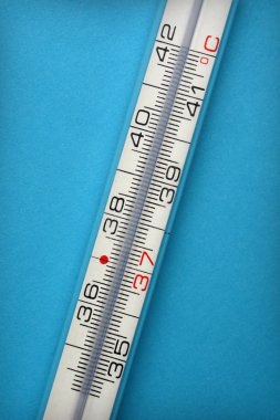 mavi arka plan üzerinde vücut ısısını ölçmek için termometre