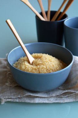 Terracotta kasesinde çiğ pirinç yığını