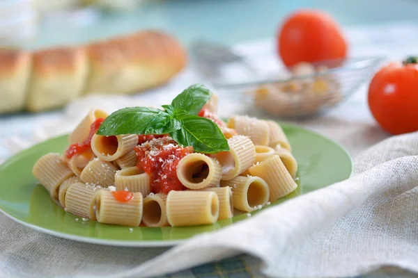 Rajčatové Těstoviny Bazalkovým Listem Italské Jídlo — Stock fotografie
