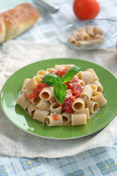 Rajčatové Těstoviny Bazalkovým Listem Italské Jídlo — Stock fotografie