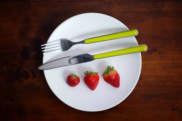 Jordgubbar Vit Tallrik Med Kniv Och Gaffel Vegetarisk Kost Närbild — Stockfoto