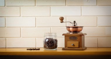 Kahve değirmeni ve kahve çekirdekli kavanoz. Yakın plan.