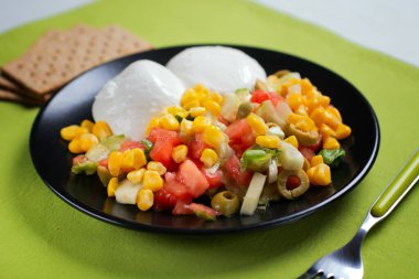 mozzarellalı salata, mısır, domates, zeytin, marul - yakın plan