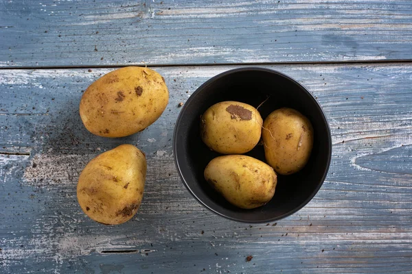 Mucchio Patate Tavolo Legno Azzurro Primo Piano — Foto Stock