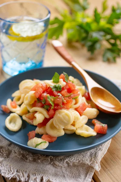 Orecchiette Tomate Hachée Persil Cuisine Italienne Traditionnelle Gros Plan — Photo