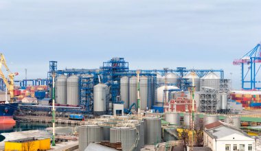 Kargo vinç ve liman Odessa'daki Tahıl kurutucular