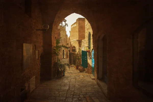 Узкая улица в Старом Яффо, Израиль — стоковое фото
